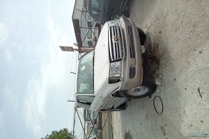 سيارة تويوتا لاندكروز 2002