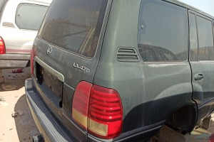 سيارة لكزس LX 2000