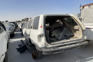 سيارة نيسان باثفندر 2001