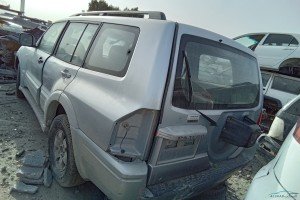 سيارة ميتسوبيشي باجيرو 2004